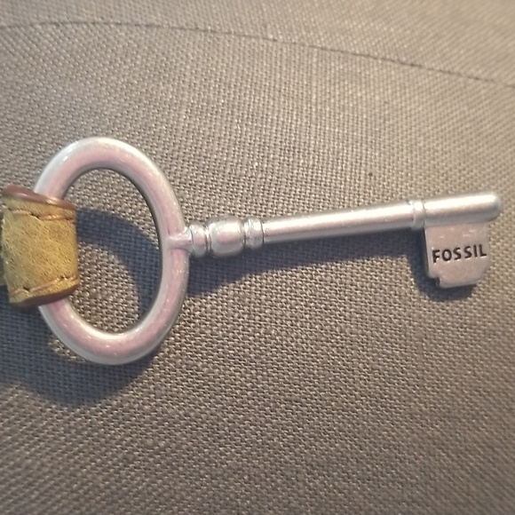 Fossil green leather cross body purse appears never used - key decoration - Picture 9 of 17